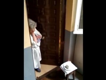 La historia que esconde la emoción de Charo, la anciana que recibió una sorpresa de sus vecinos en plena cuarentena La historia que esconde la emoción de Charo, la anciana que recibió una sorpresa de sus vecinos en plena cuarentena