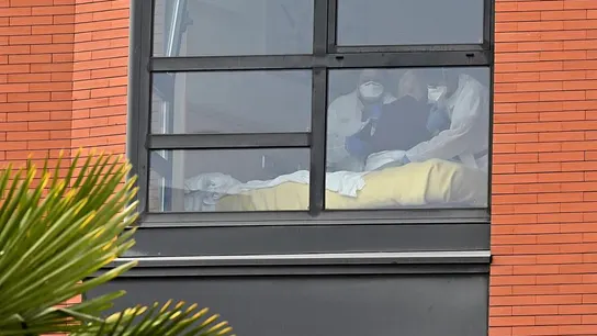 Dos trabajadoras asisten a un residente en la residencia Monte Hermoso Dos trabajadoras asisten a un residente en la residencia Monte Hermoso