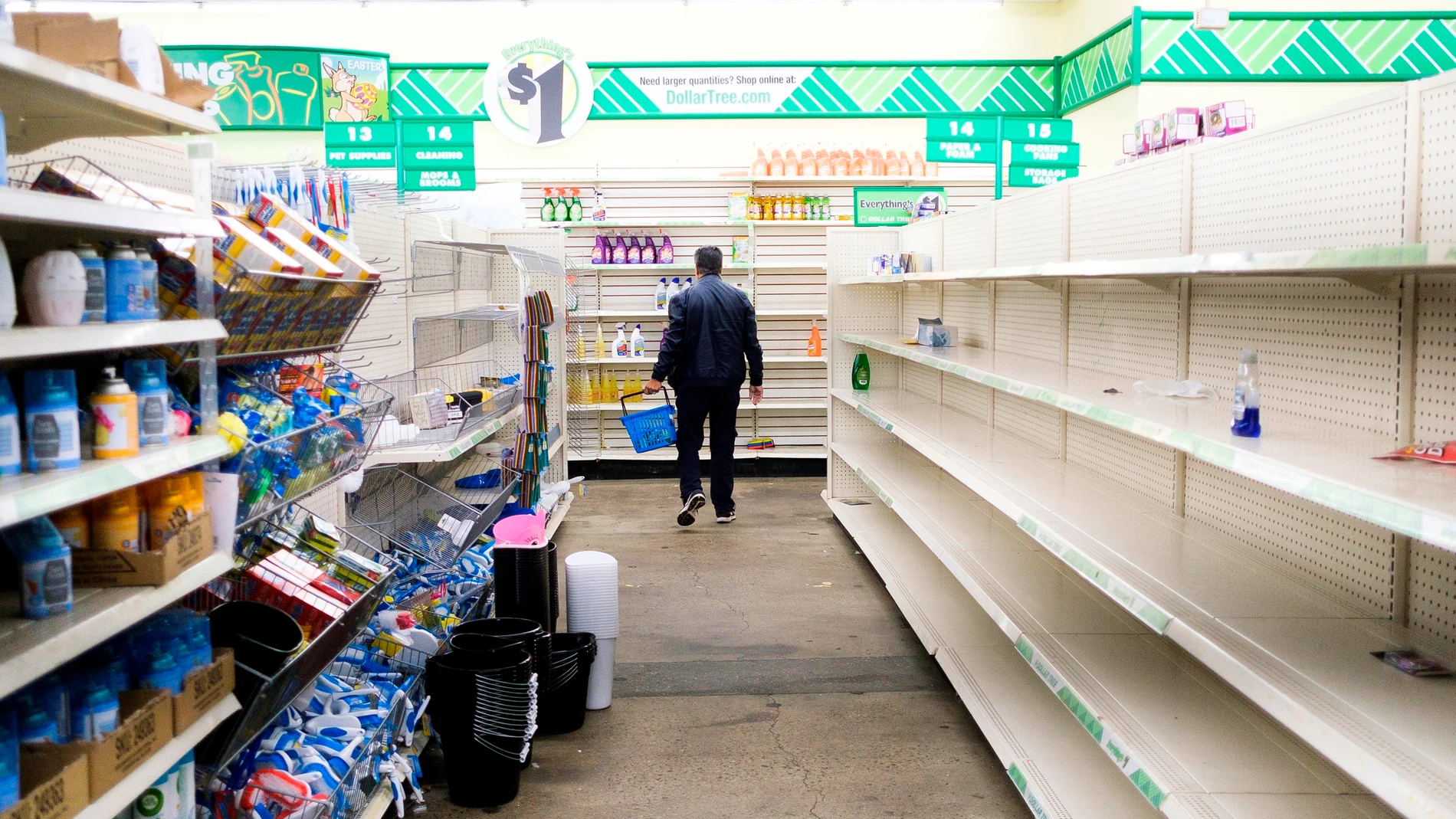 Una persona compra en un supermercado de Nueva York