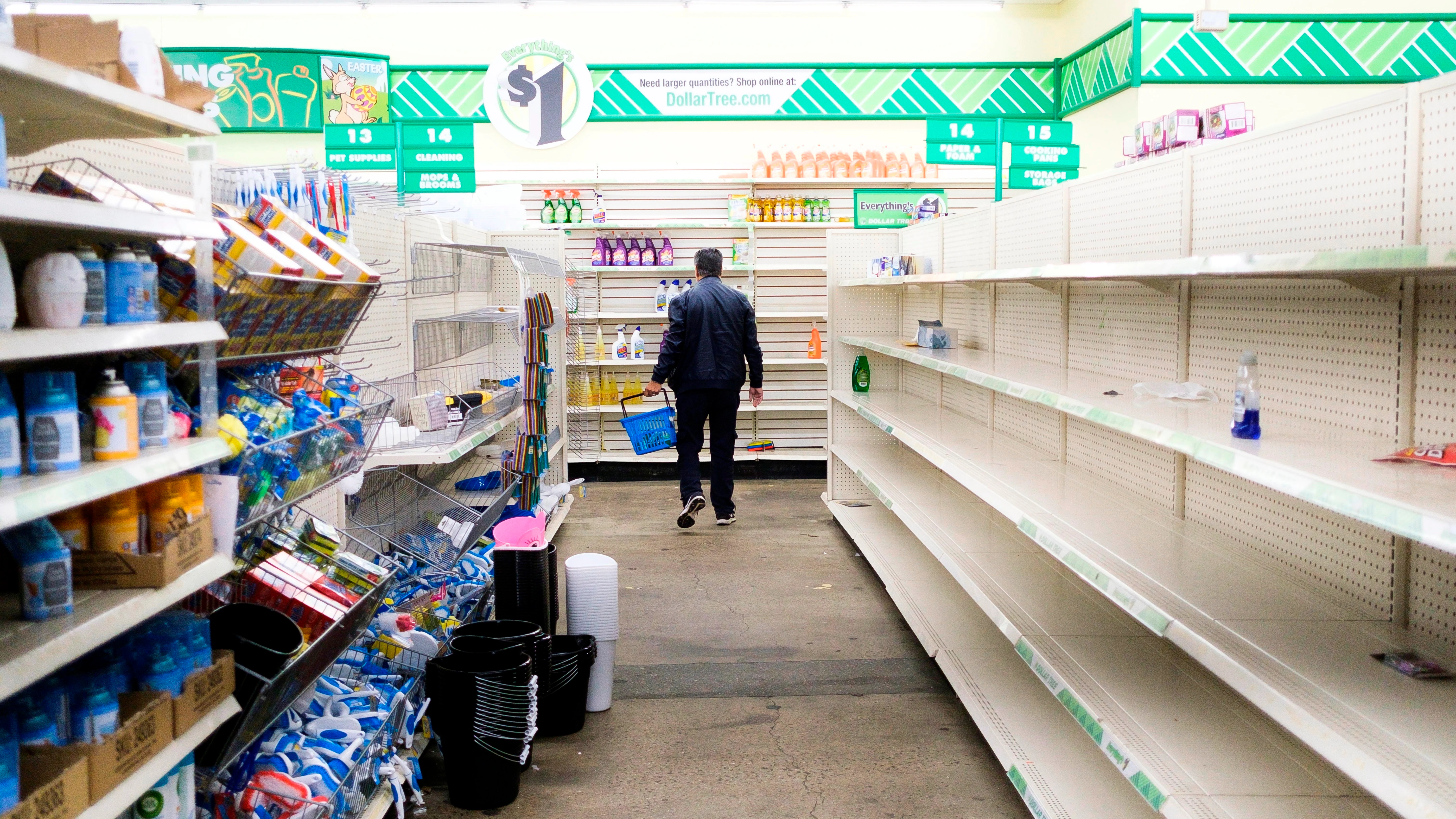 Una persona compra en un supermercado de Nueva York