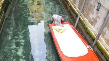 Un canal de Venecia con aguas cristalinas por la crisi del Coronavirus