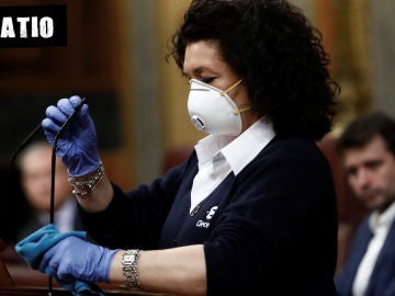 Valentina, que trabaja como ujier en el Congreso, desinfecta el atril Valentina, que trabaja como ujier en el Congreso, desinfecta el atril