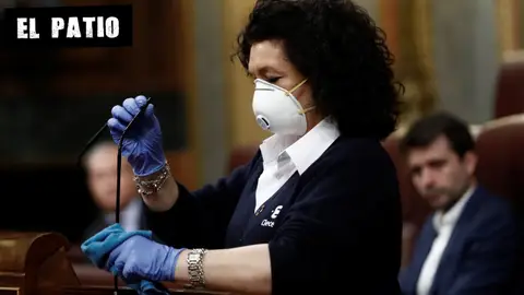 Valentina, que trabaja como ujier en el Congreso, desinfecta el atril Valentina, que trabaja como ujier en el Congreso, desinfecta el atril