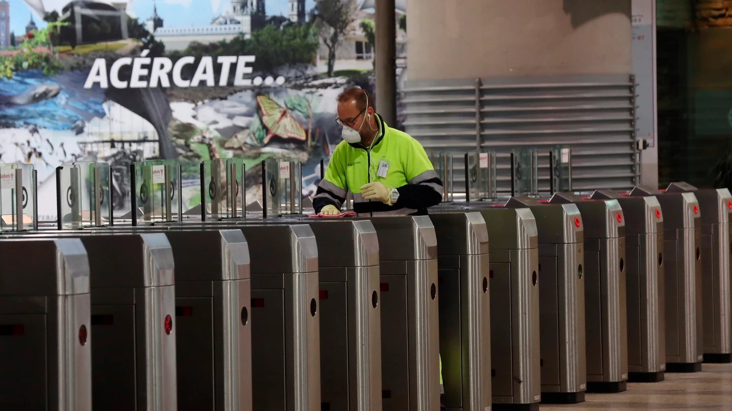Un operario desinfecta los tornos del Cercanías en la estación de Atocha en Madrid Un operario desinfecta los tornos del Cercanías en la estación de Atocha en Madrid