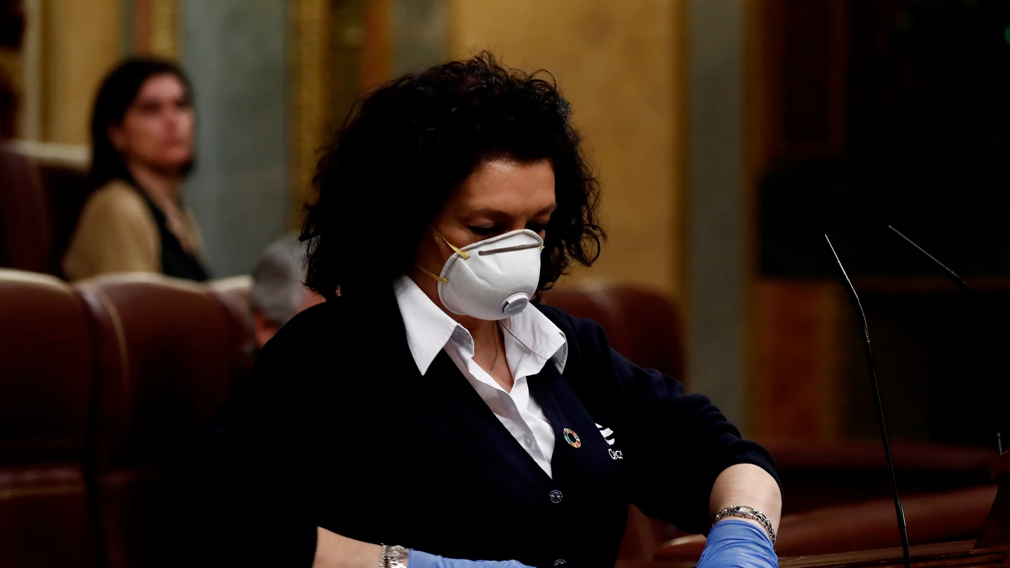 Valentina, la mujer que desinfecta el atril, este miércoles en el Congreso. Valentina, la mujer que desinfecta el atril, este miércoles en el Congreso.