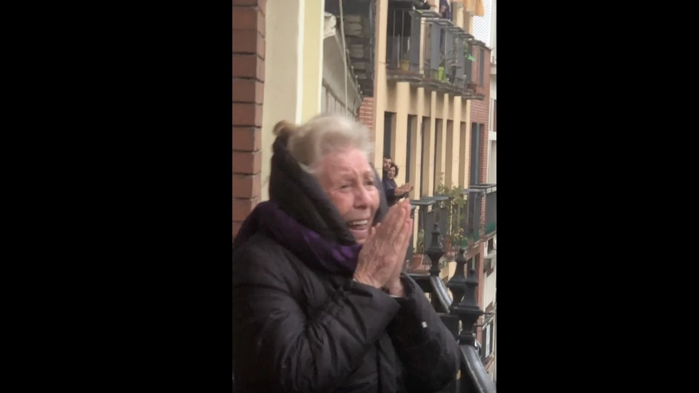 La emoción de Lola al ser felicitada por sus vecinos La emoción de Lola al ser felicitada por sus vecinos