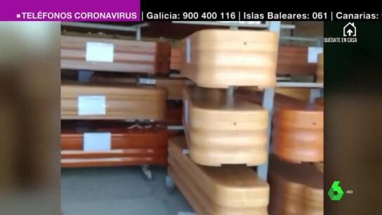 Ataúdes apilados en el cementerio de Móstoles