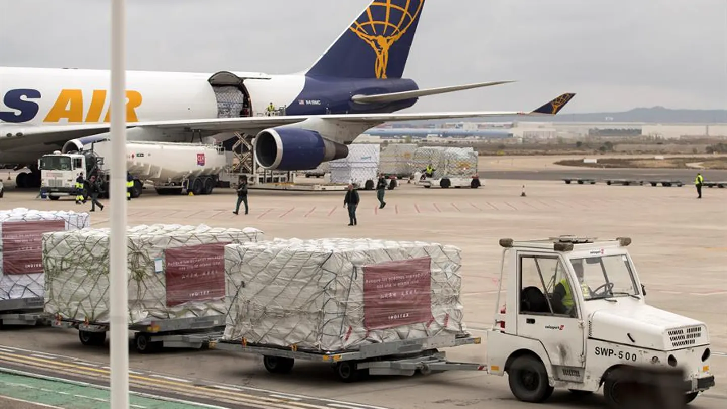 Operarios descargan más de un millón de mascarillas y material sanitario. Operarios descargan más de un millón de mascarillas y material sanitario.