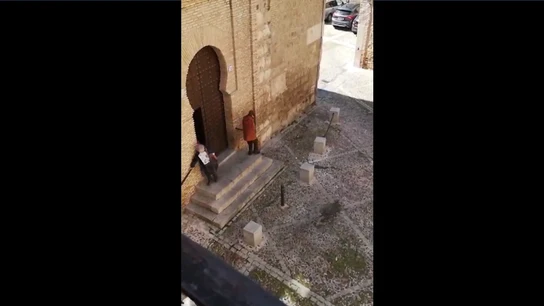 Vecinas de un pueblo de Toledo se saltan el confinamiento para ir a misa Vecinas de un pueblo de Toledo se saltan el confinamiento para ir a misa