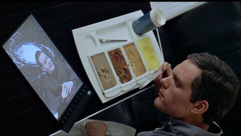 En 'Una odisea en el espacio' (1968) los tripulantes usaban una especia de tableta electrónica En 'Una odisea en el espacio' (1968) los tripulantes usaban una especia de tableta electrónica