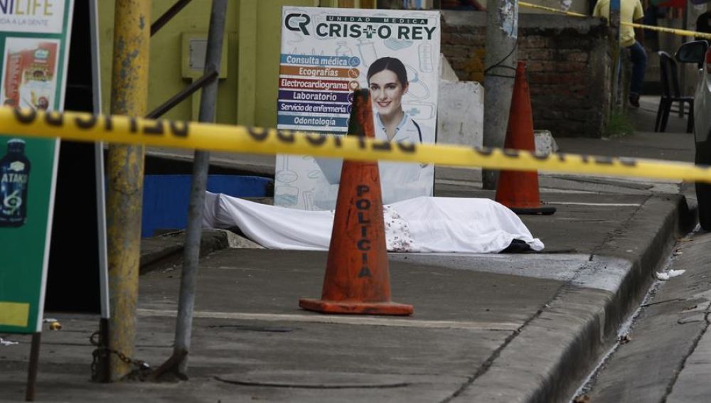 Foto cedida por Diario Expreso mostrando um cadáver abandonado