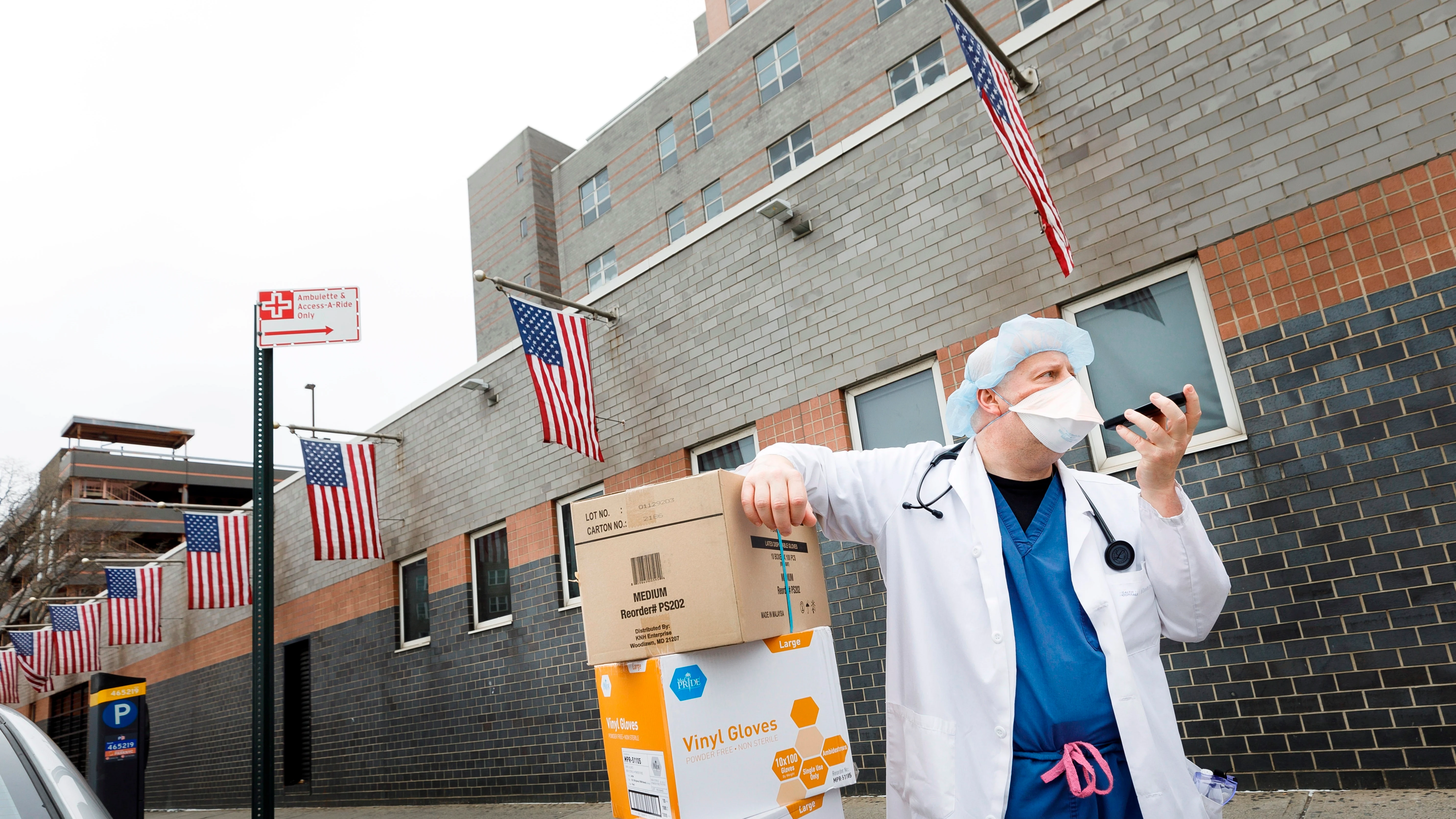 Un sanitario habla por teléfono en Nueva York con la mascarilla puesta