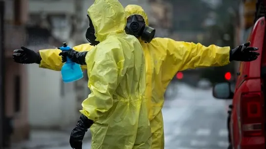 Miembros de la Unidad Militar de Emergencia se desinfectan tras trabajar Miembros de la Unidad Militar de Emergencia se desinfectan tras trabajar