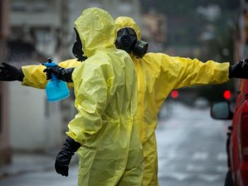 Miembros de la Unidad Militar de Emergencia se desinfectan tras trabajar Miembros de la Unidad Militar de Emergencia se desinfectan tras trabajar