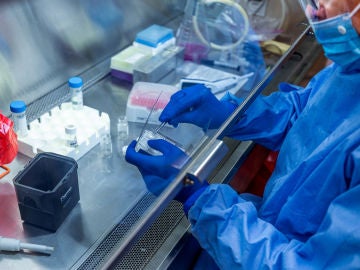 Un hombre en un laboratorio Un hombre en un laboratorio