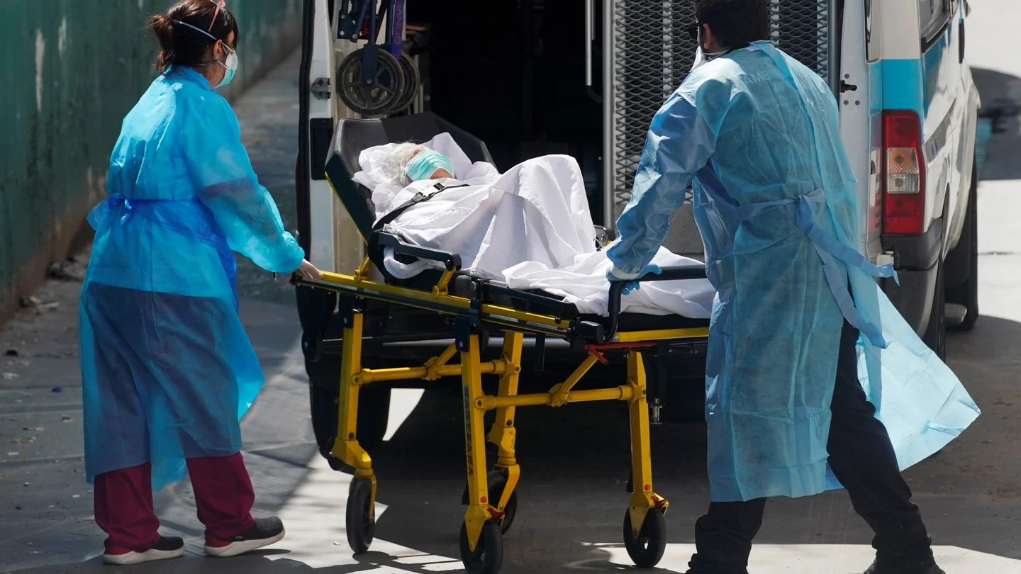 Un paciente con coronavirus en una camilla Un paciente con coronavirus en una camilla
