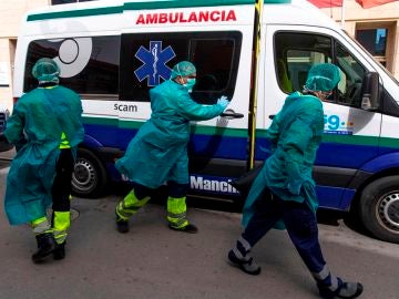 Dos ambulancias con personal médico llegan a la residencia en Tomelloso (Toledo) Dos ambulancias con personal médico llegan a la residencia en Tomelloso (Toledo)