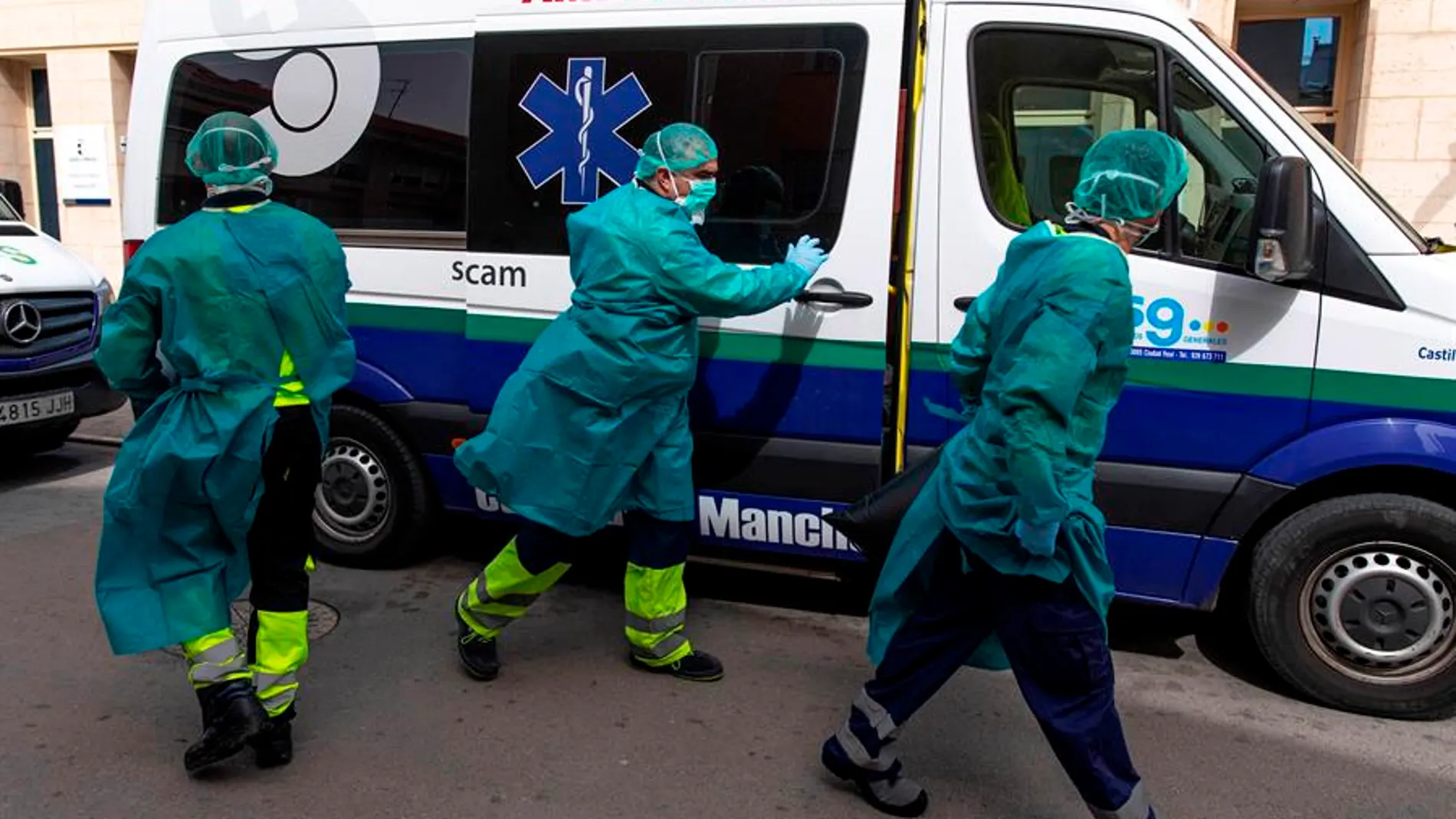 Dos ambulancias con personal médico llegan a la residencia en Tomelloso (Toledo)