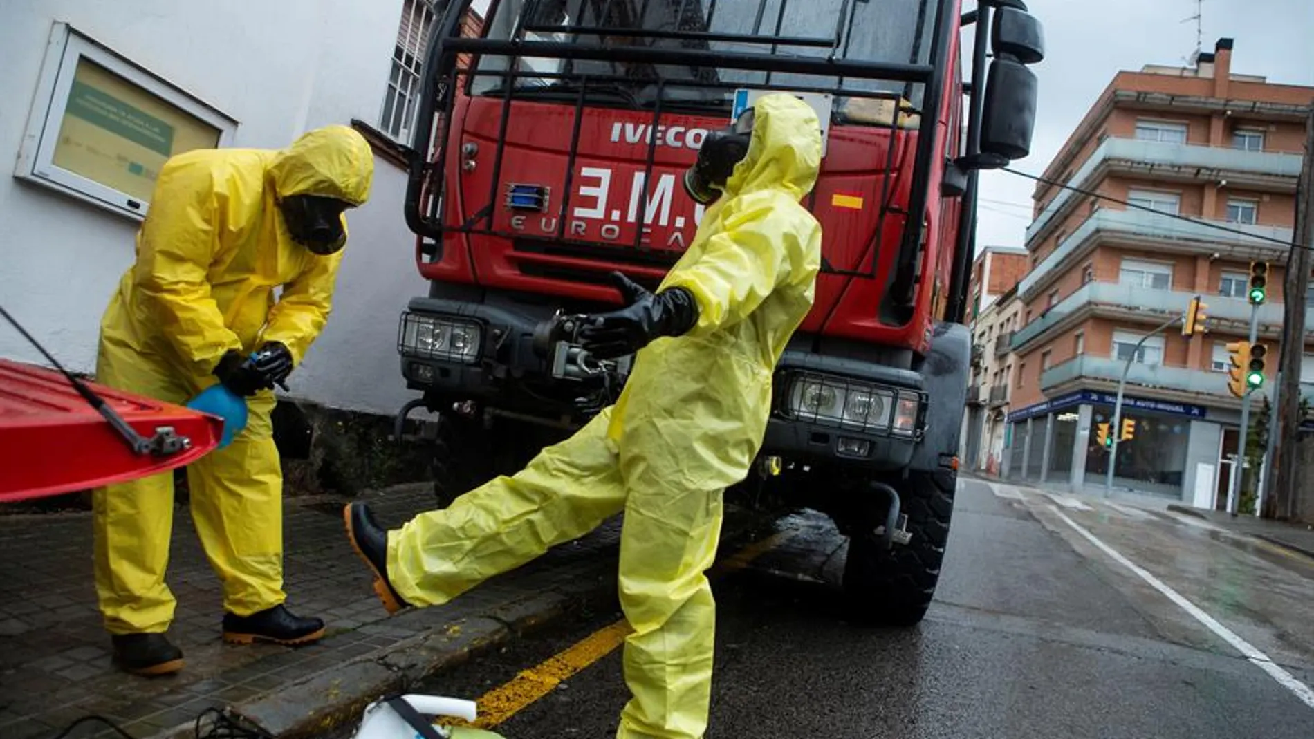 Miembros de la Unidad Militar de Emergencia (UME) se desinfectan tras trabajar