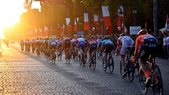 El Tour de Francia en su paso por los Campos Elíseos El Tour de Francia en su paso por los Campos Elíseos