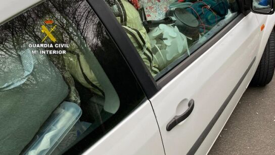 Detalle del vehículo repleto de enseres interceptado por la Guardia Civil.