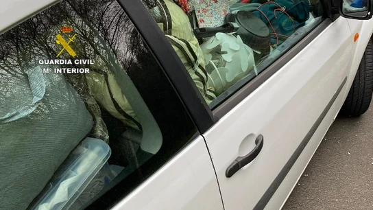 Detalle del vehículo repleto de enseres interceptado por la Guardia Civil. Detalle del vehículo repleto de enseres interceptado por la Guardia Civil.