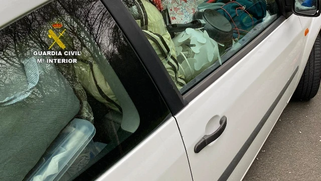 Detalle del vehículo repleto de enseres interceptado por la Guardia Civil.