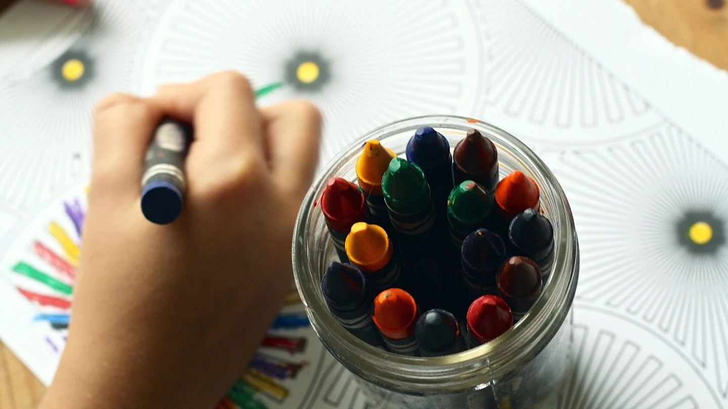 Imagen de una persona pintando con ceras Imagen de una persona pintando con ceras