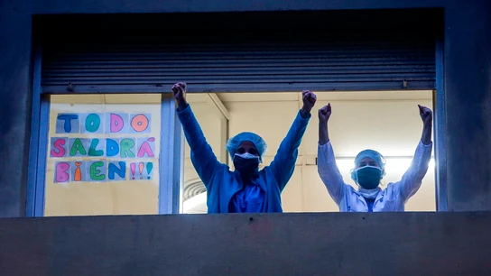 Personal médico del Hospital Dos de Mayo de Barcelona agradece los aplausos y muestras de apoyo de los ciudadanos coronavirus