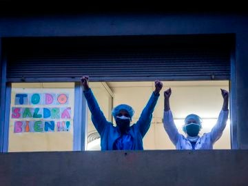 Personal médico del Hospital Dos de Mayo de Barcelona agradece los aplausos y muestras de apoyo de los ciudadanos