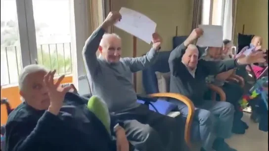 El virus que sacó nuestro lado más humano: España se refugia en la esperanza para luchar contra el COVID-19 El virus que sacó nuestro lado más humano: España se refugia en la esperanza para luchar contra el COVID-19