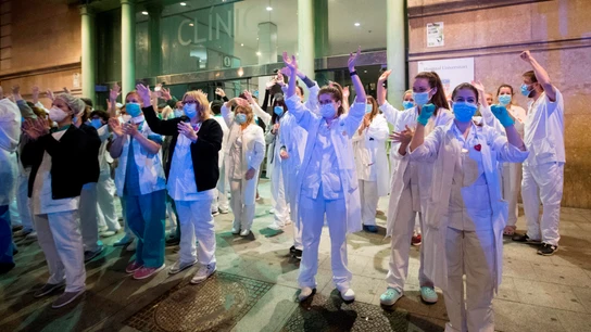 Sanitarios del Hospital Clínic agradecen los aplausos que les dedican los vecinos Sanitarios del Hospital Clínic agradecen los aplausos que les dedican los vecinos