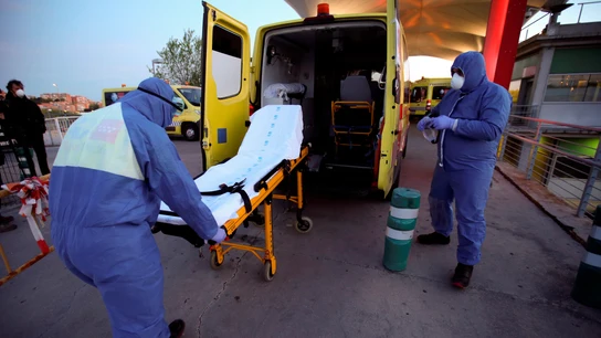 Los servicios de urgencias guardan una camilla vacía en la ambulancia Coronavirus