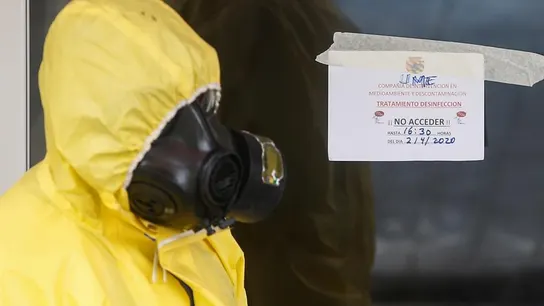 Miembros de la UME realizan labores de desinfección en una residencia Miembros de la UME realizan labores de desinfección en una residencia