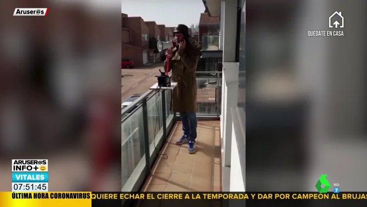 Un hombre sorprende a sus vecinos con sus "mil disfraces" al grito de "me aburro"