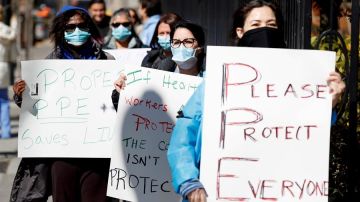 Huelga de sanitarios a las puertas del Hospital Montefiore para exigir material para poder tratar a los enfermos con coronavirus.
