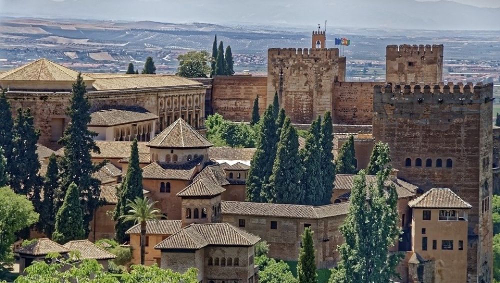 El coronavirus cierra la Alhambra pero puedes visitarla desde tu ...