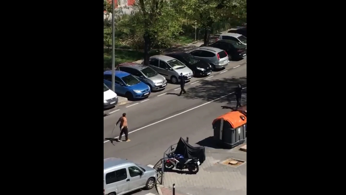Un hombre intenta rajar a varios agentes con dos catanas Un hombre intenta rajar a varios agentes con dos catanas