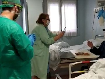 Imagen de un matrimonio que ha vencido al coronavirus. Imagen de un matrimonio que ha vencido al coronavirus.
