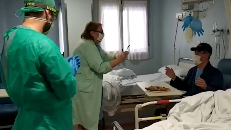 Imagen de un matrimonio que ha vencido al coronavirus