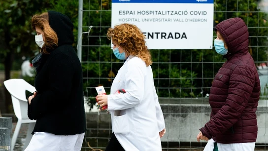 Varios sanitarios en las inmediaciones del Pavelló d'Esports de la Vall d'Hebrón Varios sanitarios en las inmediaciones del Pavelló d'Esports de la Vall d'Hebrón
