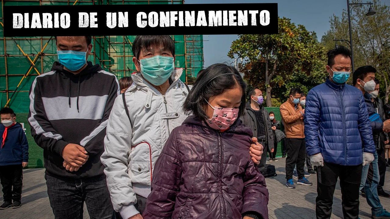 Imagen de varias personas en China con mascarillas