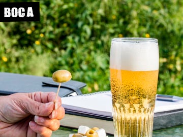 Imagen de archivo de cerveza y aceitunas Imagen de archivo de cerveza y aceitunas