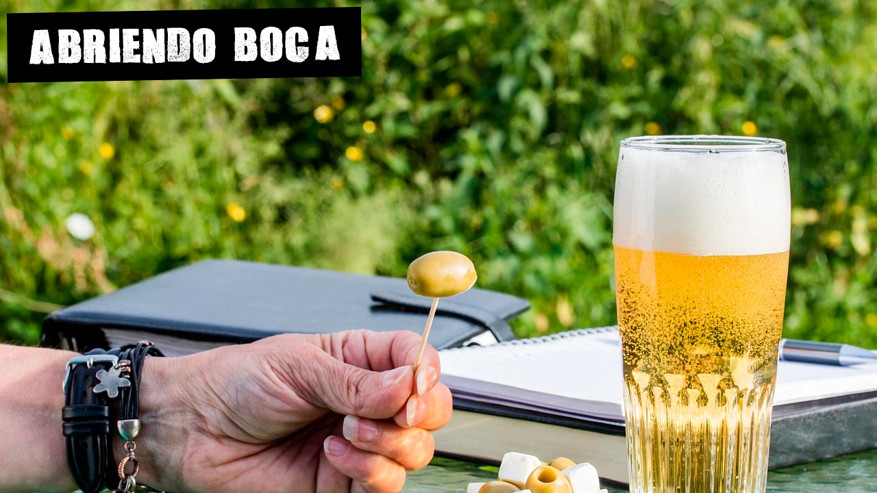 Imagen de archivo de cerveza y aceitunas