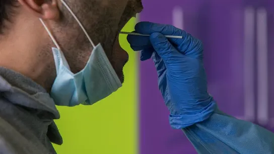 Una sanitaria toma muestras de un paciente Una sanitaria toma muestras de un paciente