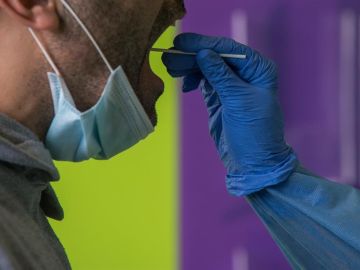 Una sanitaria toma muestras de un paciente Una sanitaria toma muestras de un paciente