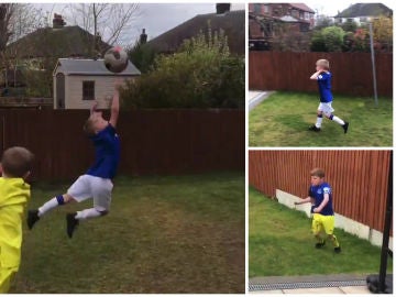 Un niño imita a los grandes cracks del fútbol Un niño imita a los grandes cracks del fútbol
