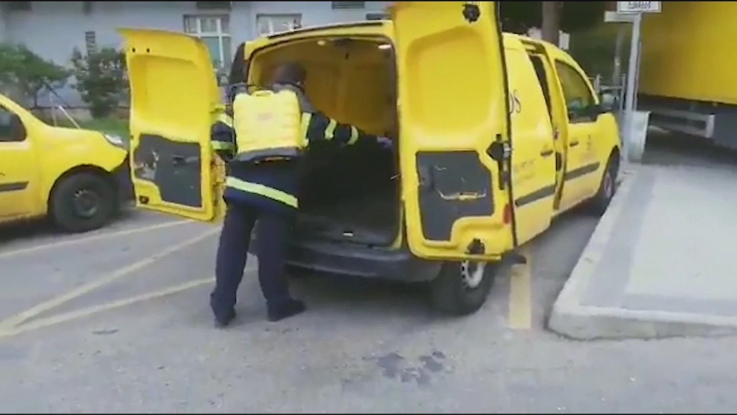 Imagen de un trabajador desinfectando un vehículo de Correos Imagen de un trabajador desinfectando un vehículo de Correos