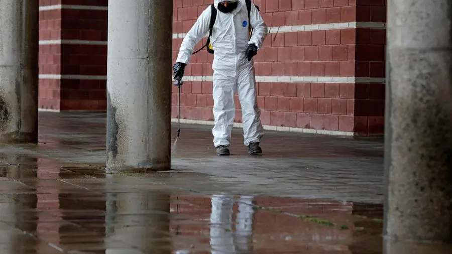 Un operario municipal desinfecta el exterior del pabellón Las Comas donde se ha instalado un hospital de campaña, en Igualada (Barcelona)