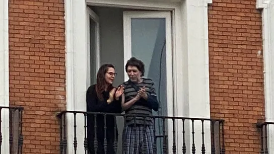 El músico Joaquín Sabina aplaude desde su balcón El músico Joaquín Sabina aplaude desde su balcón